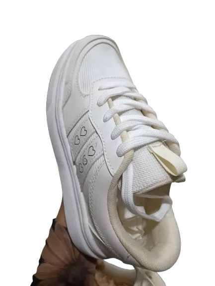 Zapato Blanco con 5 Corazones Negros