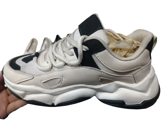 Zapato Beige con Figuras Negras