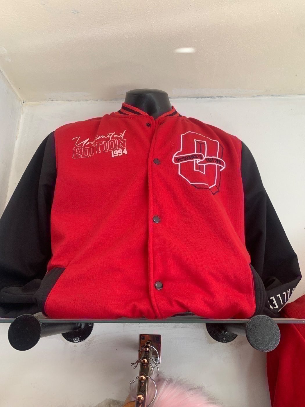 Chaqueta Beisbolera Negro con Rojo