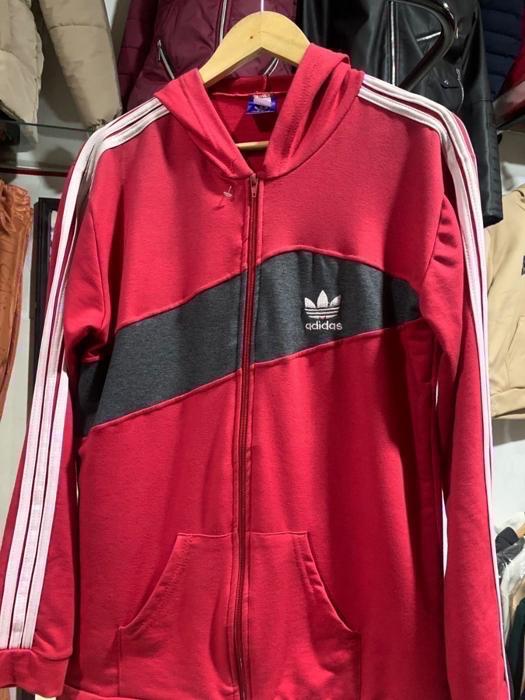 Chaqueta Adidas Roja Línea Gris Caballero