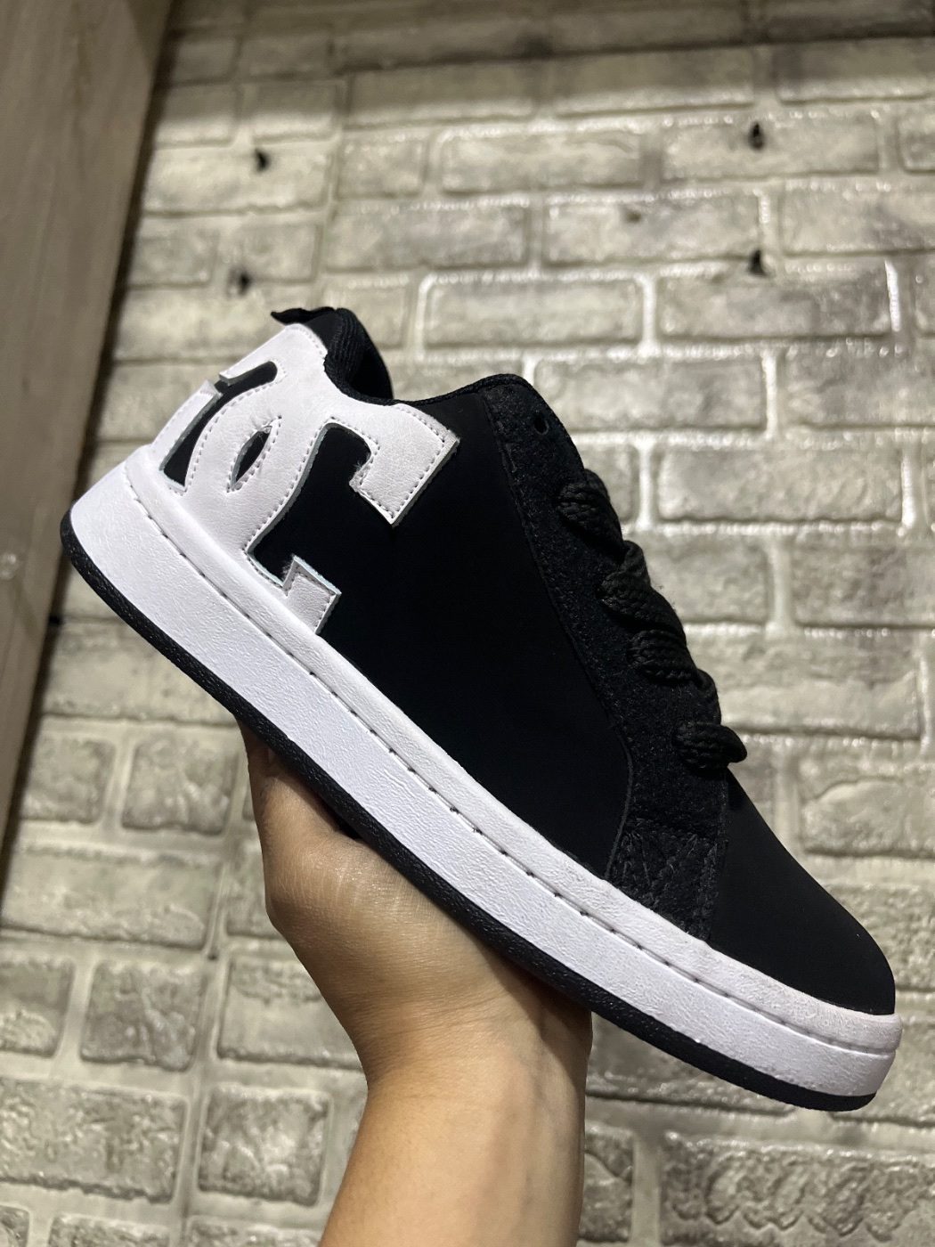 DC Negro con Blanco Gamuza