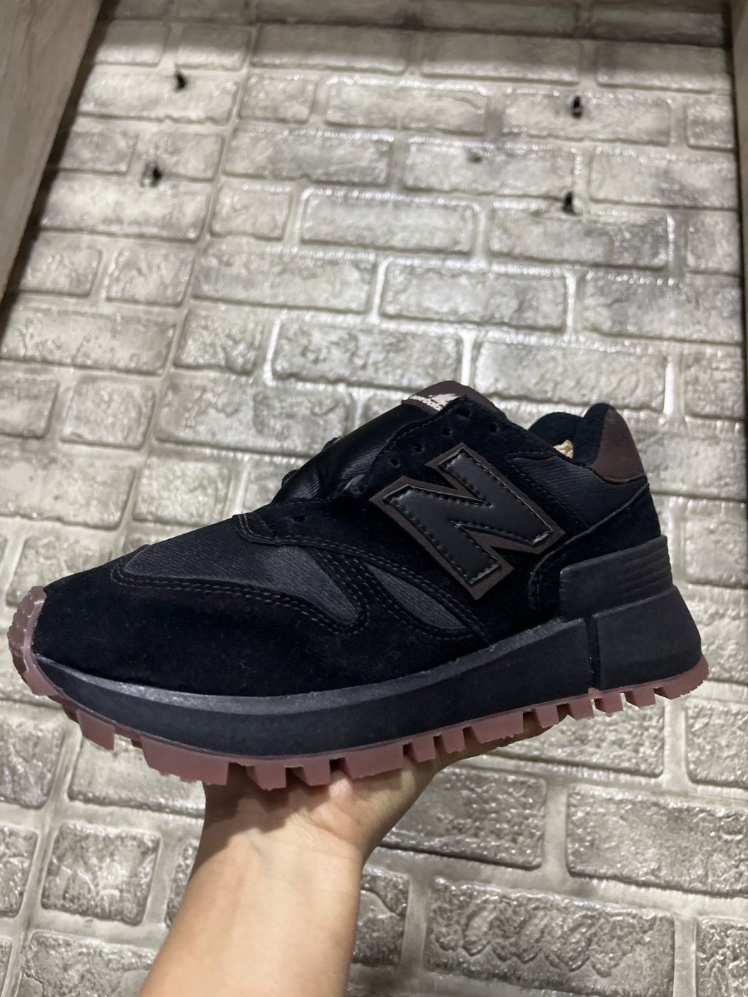 New Balance Negro con Cafe